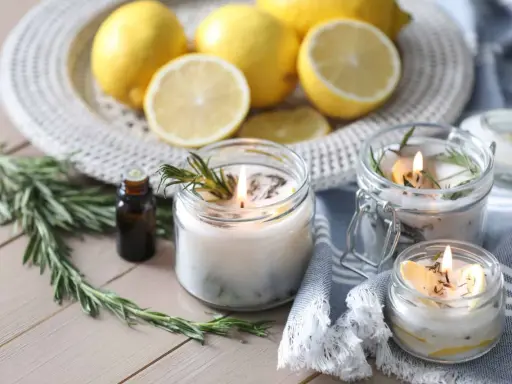 Candele profumate con limone e rosmarino, ideali per capire come eliminare gli insetti in casa in modo naturale.