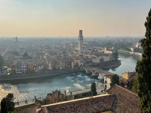 Vista panoramica di Verona con l'Adige, il Ponte Pietra e la Torre dei Lamberti. Un assaggio di cosa vedere a Verona, tra storia e bellezza.