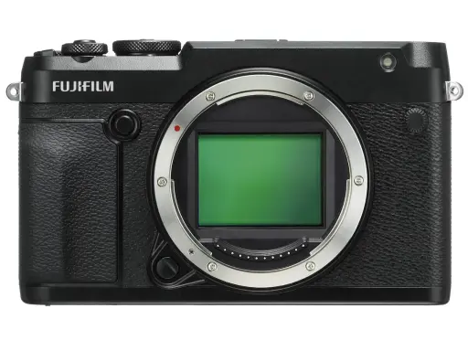 Cámara Fujifilm GFX 50R negra, con sensor verde visible y montura plateada.
