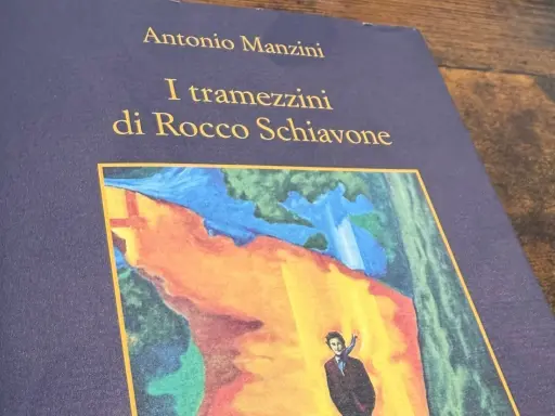 Copertina del **manzini ultimo libro**, "I tramezzini di Rocco Schiavone", con un'illustrazione astratta e un uomo in primo piano.