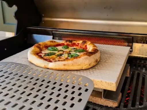 Pizza auf Pizzastein im Backofen, bereit zum Servieren. Eine Anleitung für den perfekten Pizzagenuss.