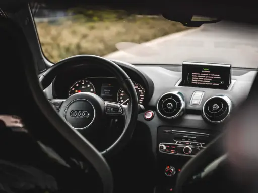 Wnętrze Audi RS1: kierownica, deska rozdzielcza z ekranem multimediów i nawiewami. Gotowy do jazdy.