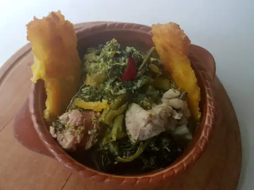 Un saporito piatto di verdure selvatiche con salsiccia e polenta fritta, un classico tra i piatti tipici Avellino.