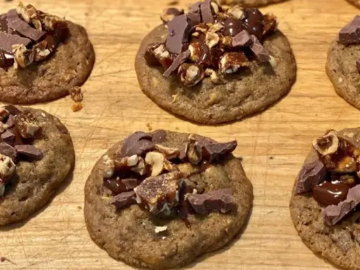 Délicieux cookies faits maison, parfaits pour une recette cookies noisette chocolat. Ils sont garnis de morceaux de chocolat et de noisettes concassées.