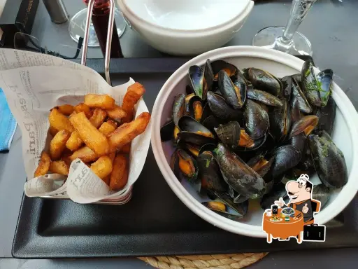 Moules-frites, un plat typique de Saint-Malo, servi avec des frites croustillantes.