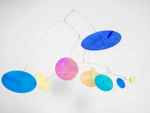 Ein mobiles Kunstwerk mit bunten Scheiben, das an filigranen Drähten hängt. Perfekt für mobile erwachsene basteln Projekte, die Farbe und Bewegung in den Raum bringen.
