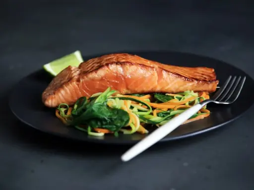 Salmone succulento su letto di verdure miste, un piatto da provare nelle migliori rimini restauracje.