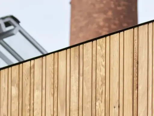 Fachada de madera y estructura acristalada, ideal para proyectos de subvenciones eficiencia energética Galicia.