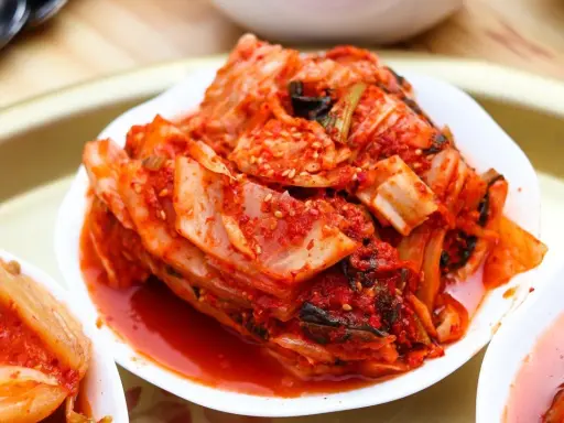 Kimchi: Jak jeść? Od klasyki po polskie dania zaskocz smakiem!