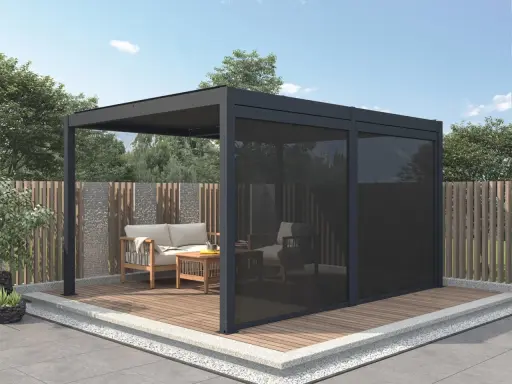 Une veranda bioclimatique, c'est quoi ? Un espace extérieur moderne avec salon, table et pare-soleil, idéal pour profiter du jardin.