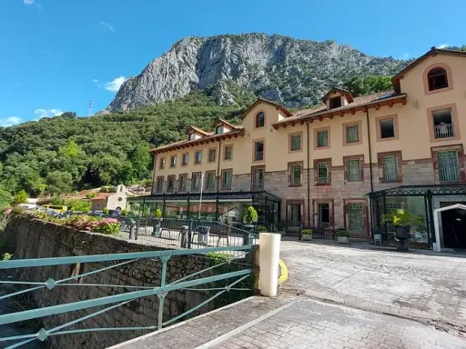 La Hermida balneario: Relájate y sana con aguas termales únicas