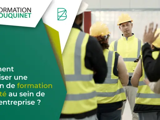 Un formateur explique les consignes de sécurité à une équipe en tenue de travail. Une formation sécurité en entreprise est essentielle.