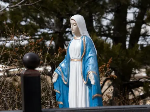 Figurka Matki Boskiej w błękitnym płaszczu, z białą chustą na głowie. 8 grudnia święto, czas zadumy i refleksji.