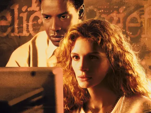Denzel Washington och Julia Roberts i en dramatisk scen från filmen "Pelican Brief". De tittar intensivt på en datorskärm.