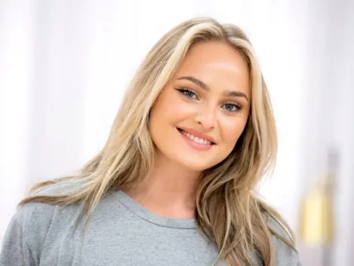 En leende ung kvinna med blont hår och blå ögon, en av många svenska influencers som inspirerar sina följare.