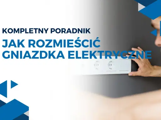 Kompletny poradnik: jak rozmieścić gniazdka elektryczne w domu. Mężczyzna montuje białe gniazdka na szarej ścianie.