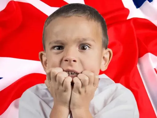 Przerażony chłopiec przed flagą Wielkiej Brytanii. Czy tak wygląda nauka jak nauczyć się mówić po angielsku?