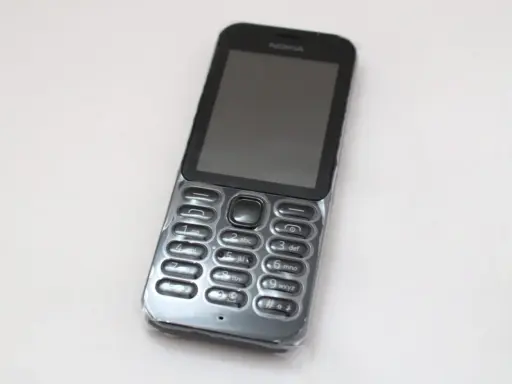 Nokia najnowszy model, klasyczny telefon z klawiaturą numeryczną i ekranem.