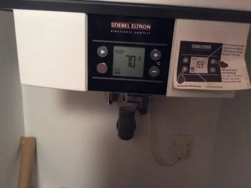 Stiebel Eltron Durchlauferhitzer mit Anzeige 70°C. Entkalken ist wichtig für die Leistung.