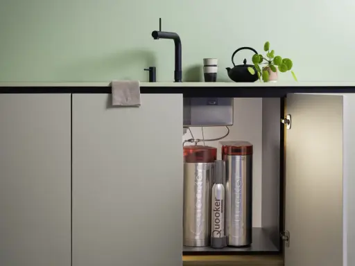 Unter der Küchenarbeitsplatte verbergen sich die Quooker-Behälter. So funktioniert Quooker: Wasser wird erhitzt und gespeichert, um sofort kochendes Wasser zu liefern.