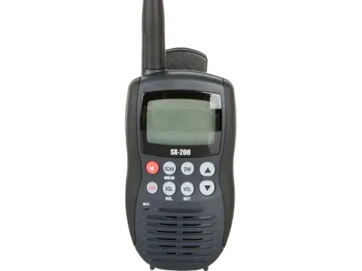 Radio blu marine SX-200, prêt pour la communication en mer.