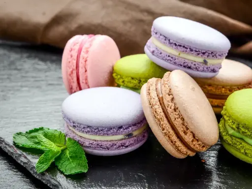 Douceurs colorées, ces macarons évoquent les spécialités parisiennes. Une touche de menthe et une gousse de vanille complètent ce tableau gourmand.