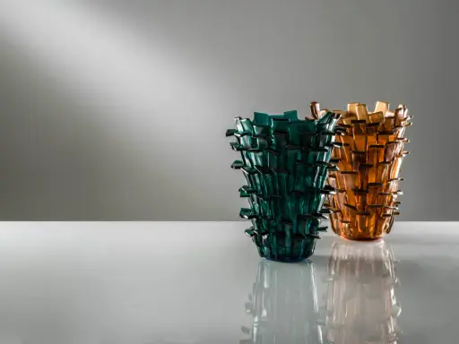 Deux vases en verre soufflé, un bleu sarcelle et un ambre, aux formes organiques rappelant des cactus, créations de Fulvio Bianconi.