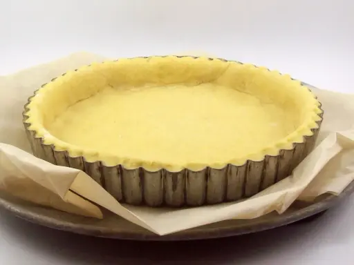 Pâte briochée prête à être cuite dans un moule à tarte. Idéal pour une recette de tarte sucrée ou salée.
