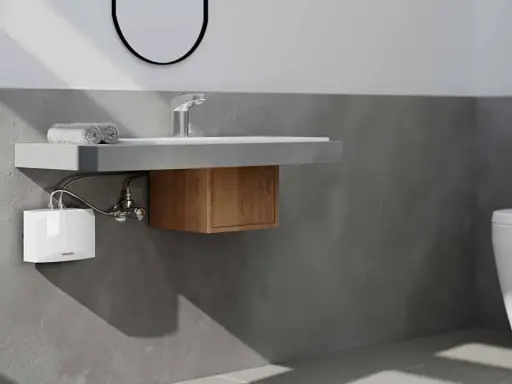 Moderner **Durchlauferhitzer** unter dem Waschbecken im **Bad**. Neben dem WC und dem Waschbecken mit Holzelement.