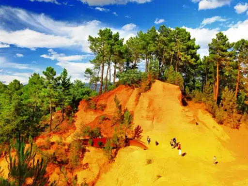 Sentieri color ocra e verdi boschi: ecco cosa vedere a Roussillon, un paesaggio unico nel sud della Francia.