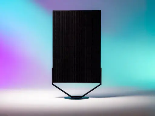 En vertikal solpanel 450w står på ett stativ mot en bakgrund med lila och turkosa färgövergångar.