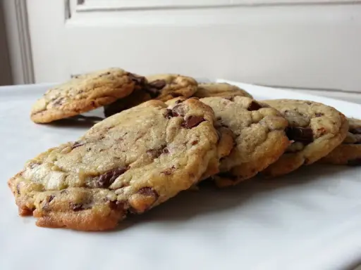 Une assiette de cookies moelleux aux pépites de chocolat, prêts à être dégustés.
