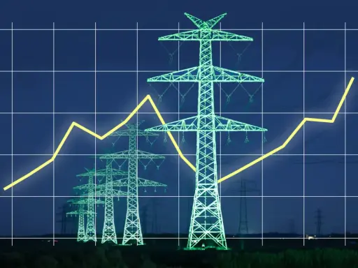 Strommasten im Abendlicht, überlagert von einem steigenden Graphen. Ein Symbol für die Energiewende in Deutschland und den Ausbau erneuerbarer Energien.