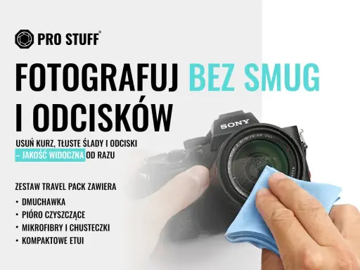 Ręka czyści obiektyw aparatu Sony niebieską mikrofibrą. Hasło "Fotografuj bez smug i odcisków" podkreśla znaczenie czyszczenia obiektywu dla jakości zdjęć.