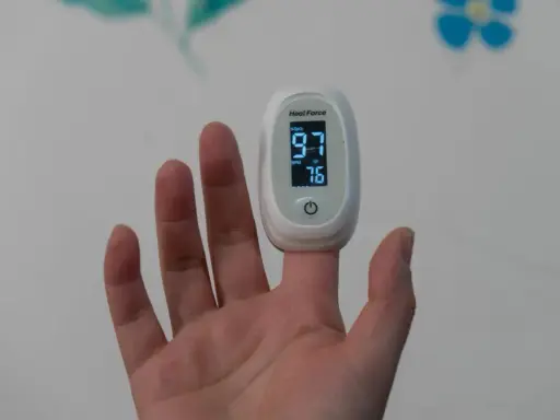 Puls 76 BPM i saturacja 97%. Czy puls 50 jest dobry? To zależy od wielu czynników, ale ten wynik jest w normie.