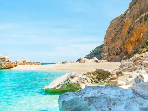 Cala Mariolu na Sardynii: turkusowa woda, piaszczysta plaża i skaliste klify. Rajskie widoki!