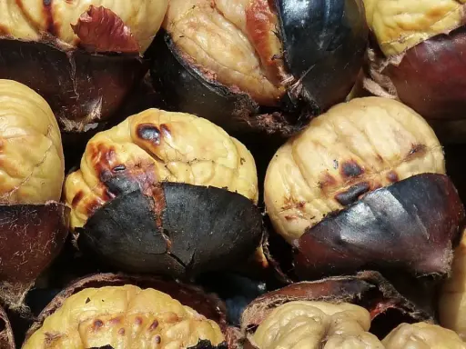 Castañas asadas en freidora de aire, con la piel oscura y la carne dorada y tierna. ¡Un placer otoñal!
