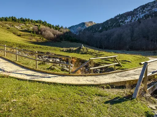 Palabras clave para paso accesible entre montañas en crucigramas