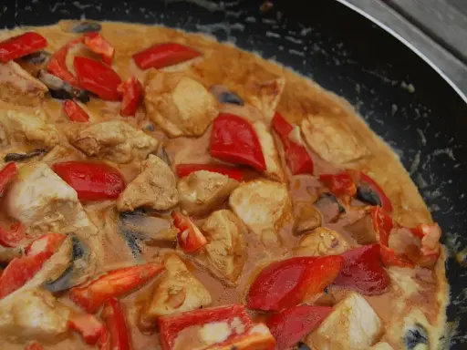 Enkel kyckling gryta med paprika och svamp i krämig sås. Ett perfekt kyckling recept enkelt för middagen.