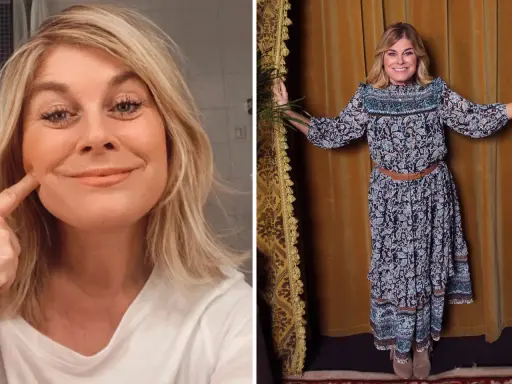 Pernilla Wahlgren ler och pekar på sitt ansikte. Hon bär en mönstrad klänning och ser glad ut.