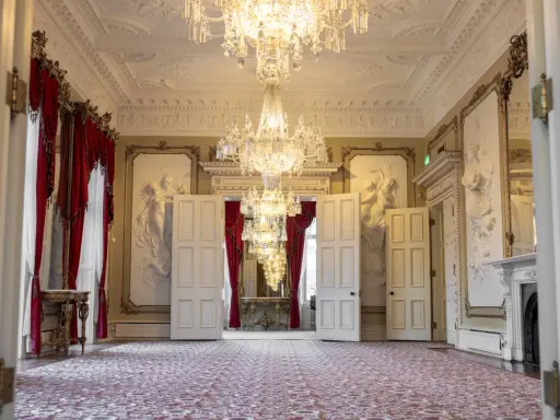 Ett elegant rum med kristallkronor och röda draperier i Dicksonska palatset.