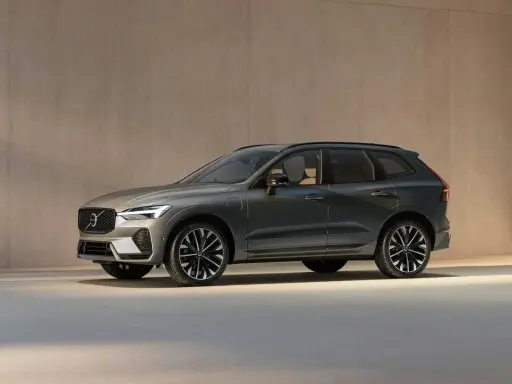 El elegante Volvo XC60 2026, un SUV moderno en color gris oscuro, se exhibe con sus distintivas llantas y líneas aerodinámicas.