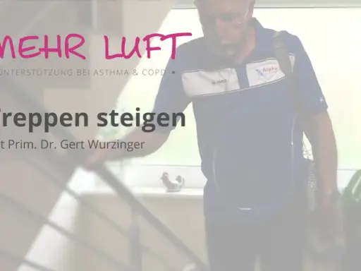 Mann mit Sauerstoffgerät steigt Treppen. Mehr Luft für COPD-Patienten.