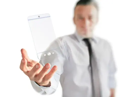 Mężczyzna w białej koszuli i krawacie trzyma w dłoni przezroczysty telefon, symbol przyszłości technologii.