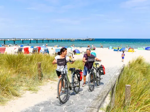 Ein Paar genießt eine Radtour an der Ostsee. Perfekt für Radtouren und Sternfahrten in Deutschland.