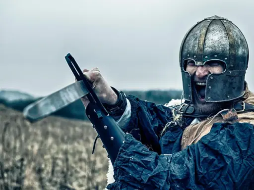 Ein wütender Krieger mit Helm und Schwert, bereit zum Kampf. Die Bedeutung eines Ritters zeigt sich in seinem Mut und seiner Entschlossenheit.