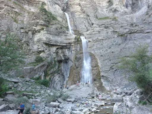 Cascada espectacular, ideal para saber qué hacer en Broto con niños. Familias disfrutan del paisaje rocoso y el agua.