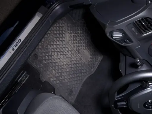 Fußmatte im Auto, um den Gummi-Geruch zu neutralisieren.
