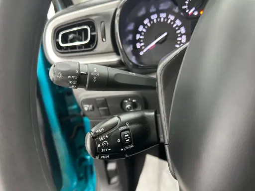Palanca de luces con función AUTO y controles de crucero. Las luces adaptativas del coche se activan automáticamente.