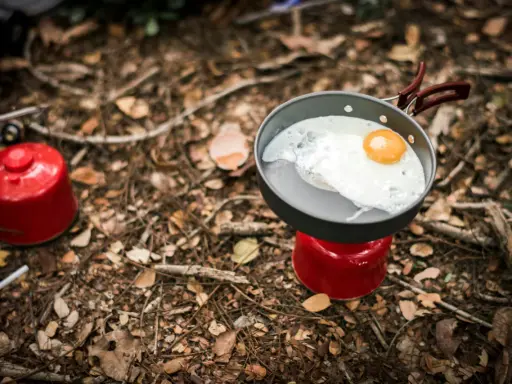 Stekt ägg i stekpanna på campingkök. Enkel och bra vandringsmat som ger energi för äventyret.